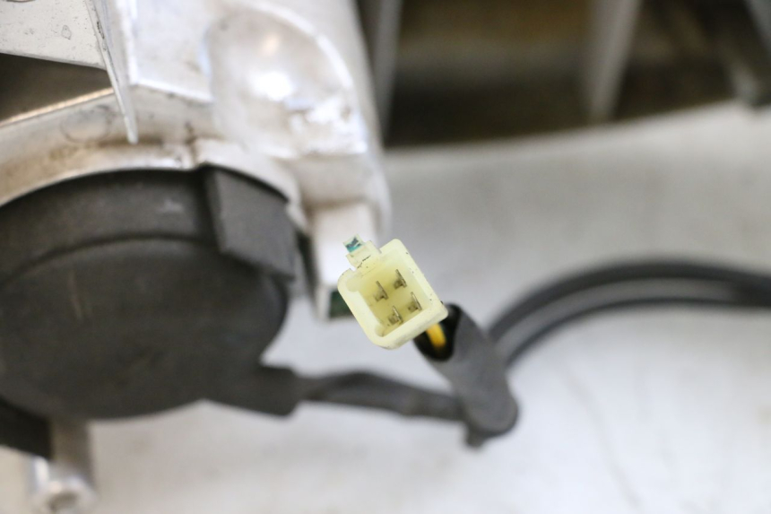 photo de FARO DELANTERO YAMAHA X-MAX XMAX 125 (2010 - 2013) - Detalles de los puntos de fijación