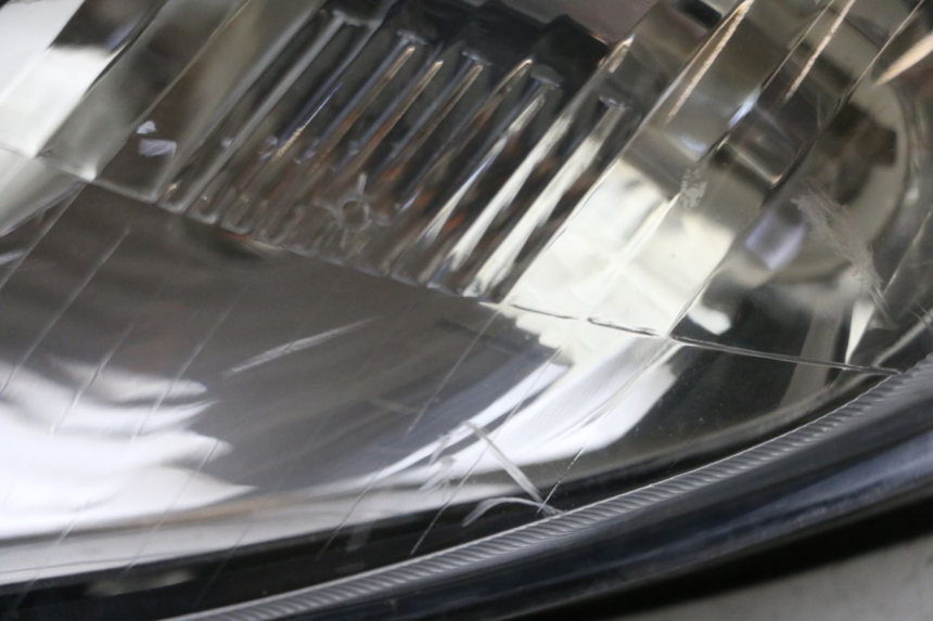 photo de FARO DELANTERO YAMAHA YP MAJESTY 125 (2002 - 2006) - Detalles de los puntos de fijación