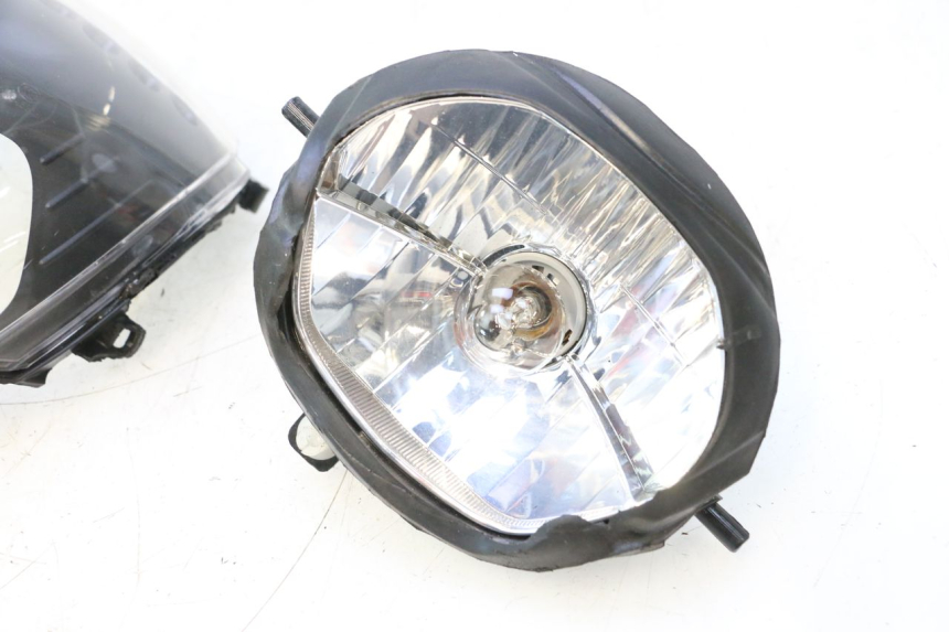 photo de FARO DELANTERO PIAGGIO ZIP 2T 50 (2009 - 2019) - Enfoque en la estructura