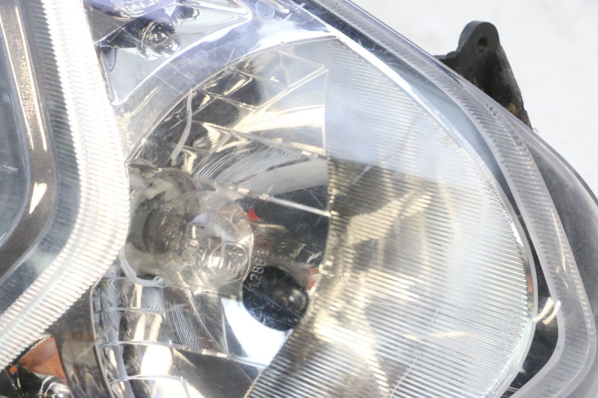 photo de FARO DELANTERO UNIVERSAL BIKE ZN50QT-11B 50 (2018 - 2021) - Enfoque en la estructura