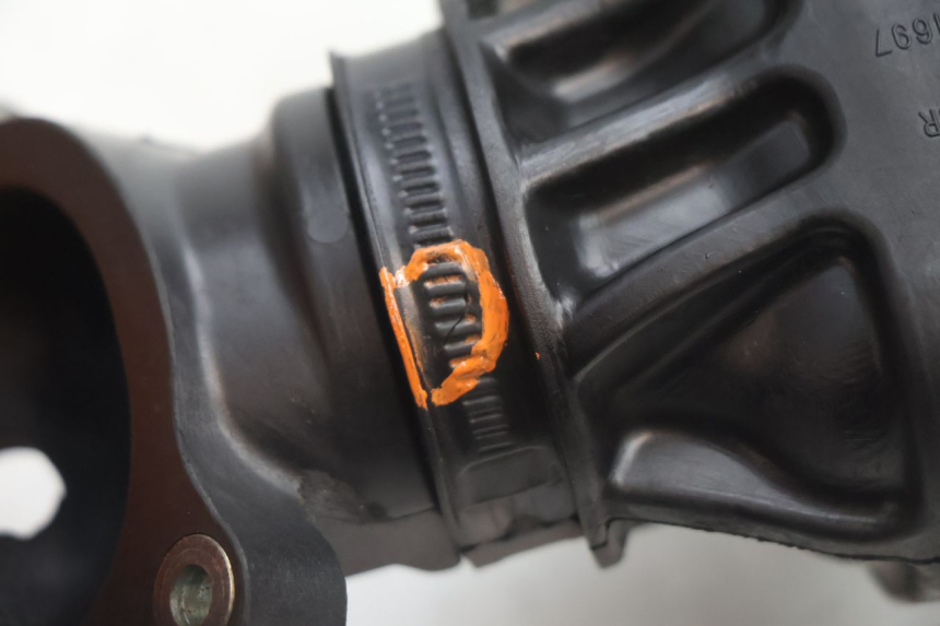 photo de TUBO DE ADMISIÓN GILERA GP 800 (2007 - 2013) - Detalles de los puntos de fijación