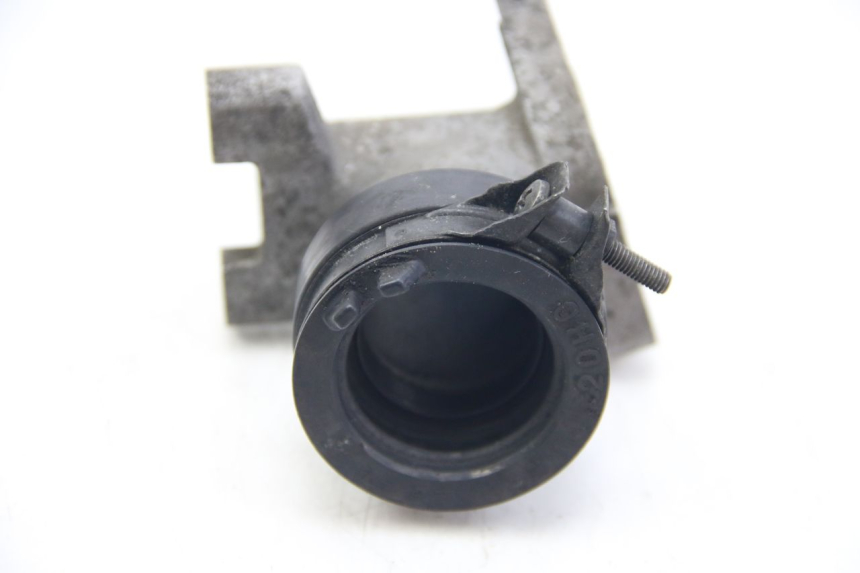 photo de TUBO DE ADMISIÓN SUZUKI SIXTEEN 125 (2008 - 2010) - Primer plano técnico