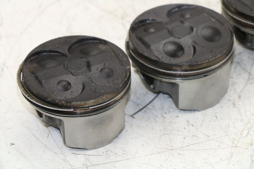photo de PISTON YAMAHA FZ6 FAZER 600 (2004 - 2006) - Primer plano técnico