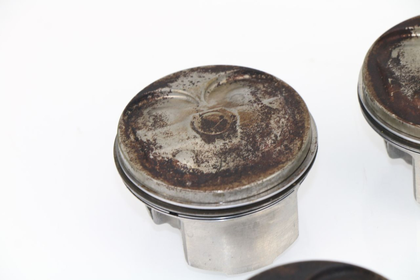 photo de PISTON YAMAHA YZF R6 600 (1999 - 2001) - Primer plano técnico