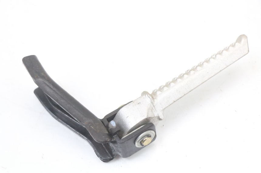 photo de Platina del reposapiés trasero derecho DAELIM A-FOUR 2T 50 (2005 - 2012) - Otra perspectiva