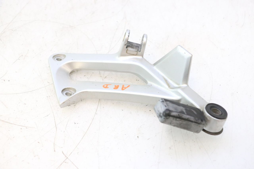 photo de SOPORTE ESTRIBERA TRASERA DERECHA YAMAHA FJR 1300 (2001 - 2005) - Primer plano técnico