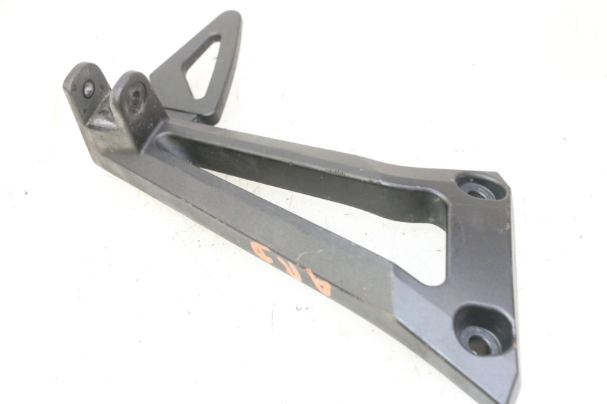 photo de SOPORTE ESTRIBERA TRASERA DERECHA YAMAHA FZ6 FAZER S2 600 (2007 - 2011) - Primer plano técnico