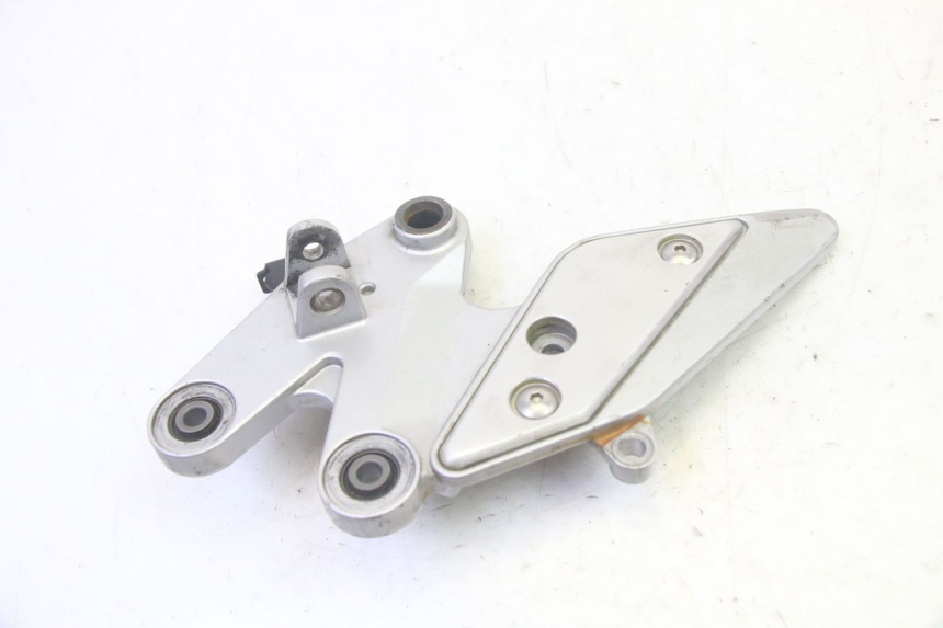 photo de SOPORTE ESTRIBERA TRASERA DERECHA YAMAHA FZ6 N FAZER 600 (2004 - 2006) - Otra perspectiva