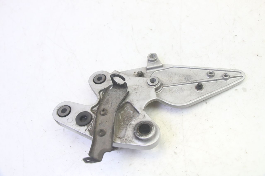 photo de SOPORTE ESTRIBERA TRASERA DERECHA YAMAHA FZ6 N FAZER 600 (2004 - 2006) - Primer plano técnico