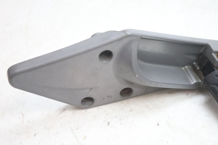 photo de SOPORTE ESTRIBERA TRASERA DERECHA GILERA GP 800 (2007 - 2013) - Detalle de la pieza
