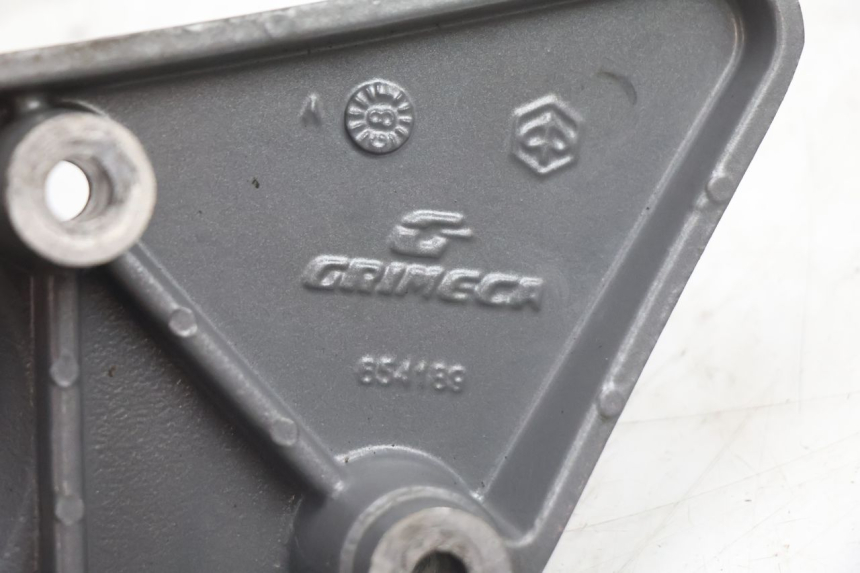 photo de SOPORTE ESTRIBERA TRASERA DERECHA GILERA GP 800 (2007 - 2013) - Zoom sobre los componentes