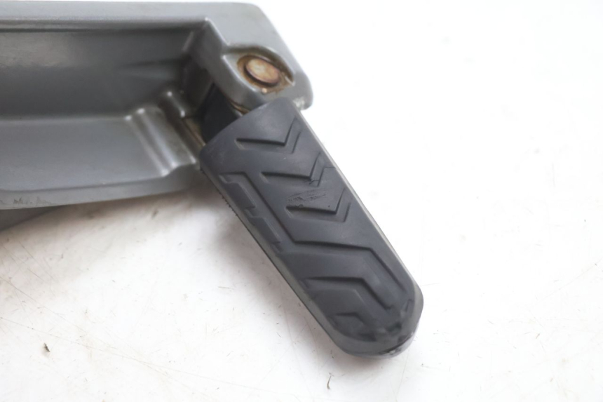 photo de SOPORTE ESTRIBERA TRASERA DERECHA GILERA GP 800 (2007 - 2013) - Zoom estado de uso