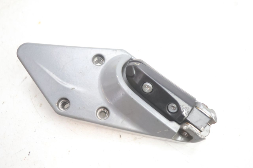 photo de SOPORTE ESTRIBERA TRASERA DERECHA GILERA GP 800 (2007 - 2013) - Primer plano técnico