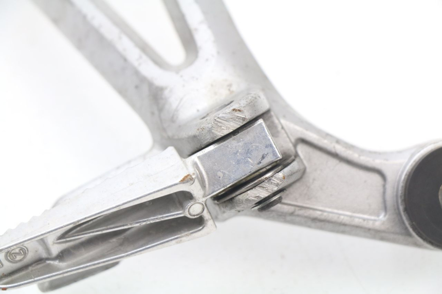 photo de SOPORTE ESTRIBERA TRASERA DERECHA SUZUKI GSX-R GSXR 600 (2008 - 2010) - Zoom estado de uso