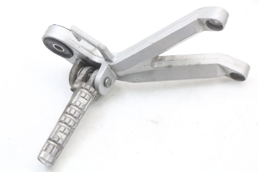 photo de SOPORTE ESTRIBERA TRASERA DERECHA HYOSUNG GTR 125 (2006 - 2008) - Otra perspectiva