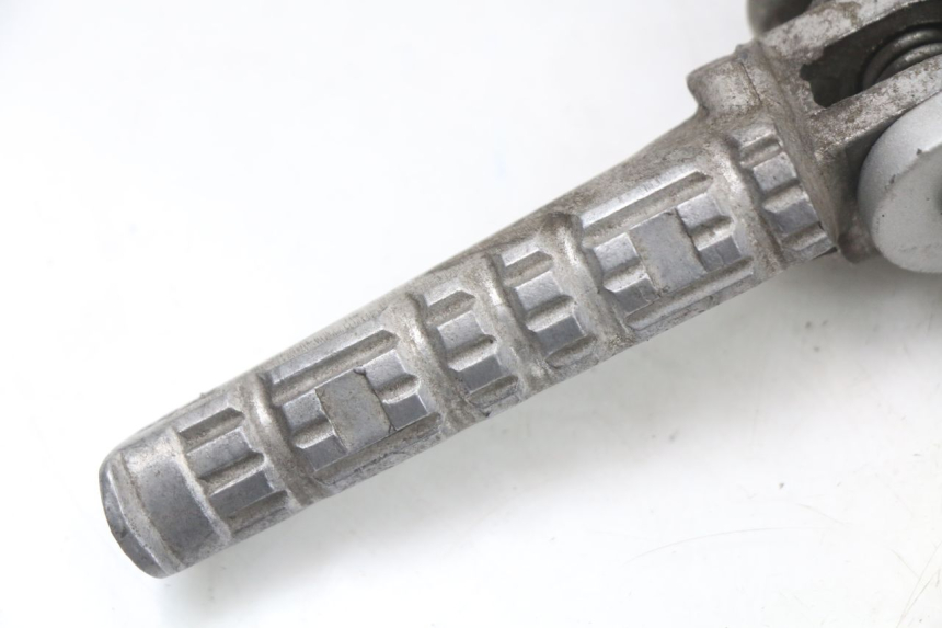 photo de SOPORTE ESTRIBERA TRASERA DERECHA HYOSUNG GTR 125 (2006 - 2008) - Primer plano técnico