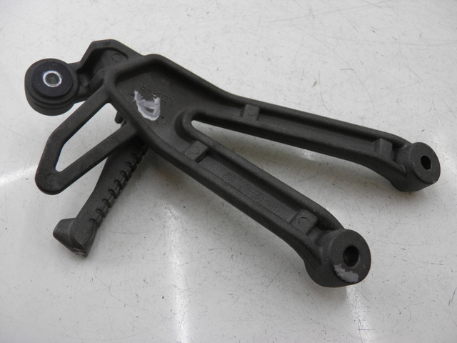 photo de SOPORTE ESTRIBERA TRASERA DERECHA KYMCO QUANNON NAKED 125 (2010) - Otra perspectiva