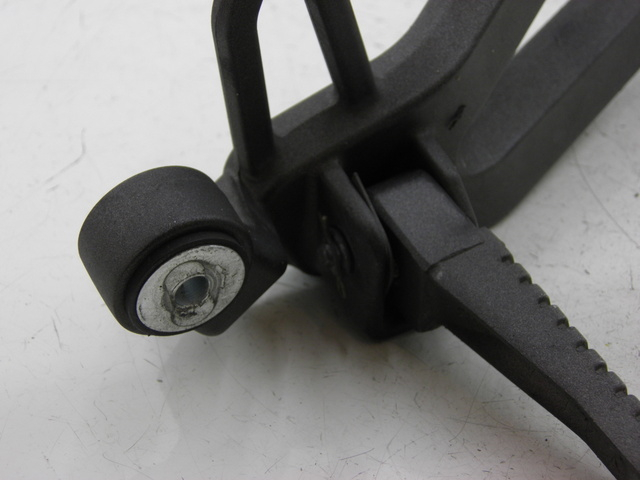 photo de SOPORTE ESTRIBERA TRASERA DERECHA KYMCO QUANNON NAKED 125 (2010) - Primer plano técnico