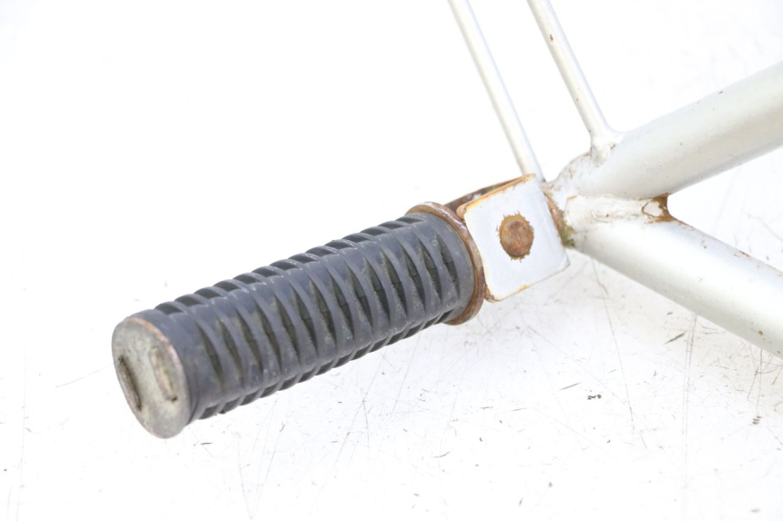 photo de SOPORTE ESTRIBERA TRASERA DERECHA KYMCO STRYKER OFF ROAD 125 (1999 - 2005) - Detalles de los puntos de fijación