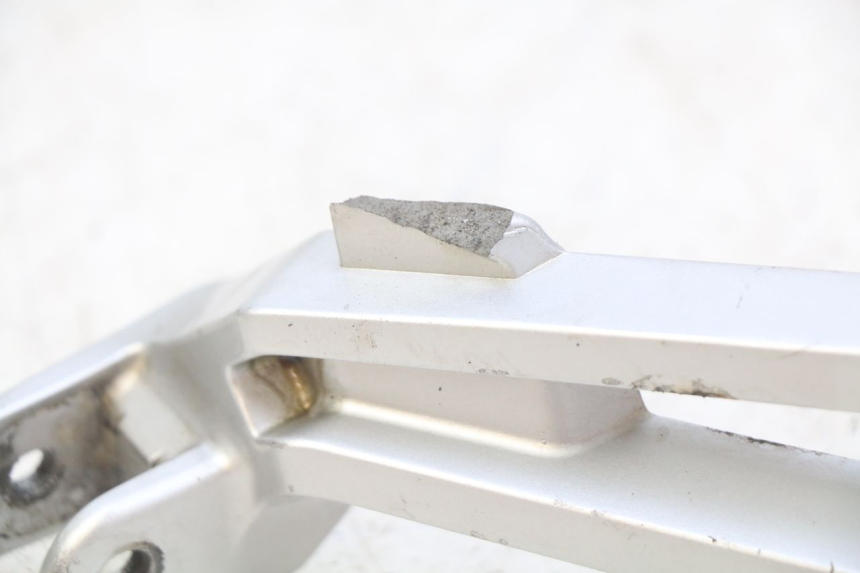 photo de PLATINA APOYA PIE TRASERO DERECHO YAMAHA MT ABS 125 (2014 - 2018) - Zoom estado de uso