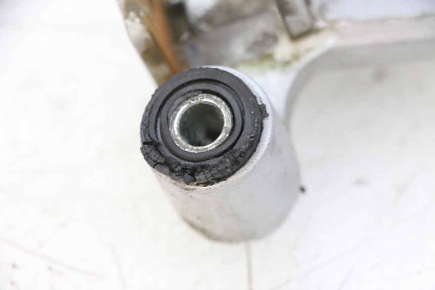 photo de SOPORTE ESTRIBERA TRASERA DERECHA HONDA NSR R 125 (1994 - 2003) - Zoom estado de uso