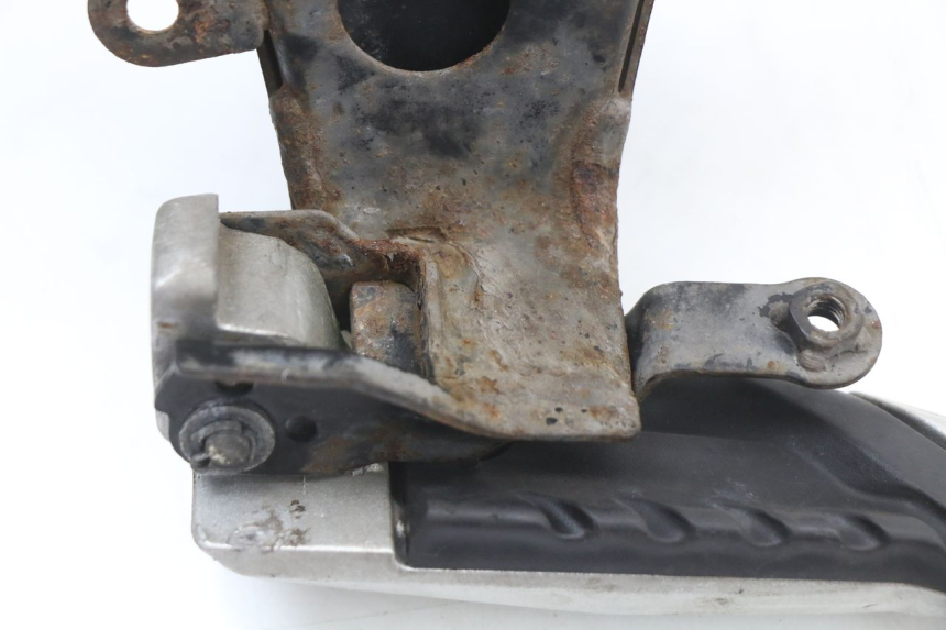 photo de SOPORTE ESTRIBERA TRASERA DERECHA HONDA SH ABS 125 (2012 - 2017) - Detalles de los puntos de fijación