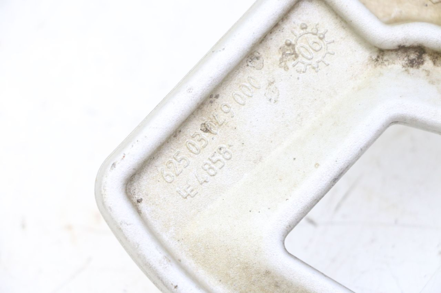 photo de SOPORTE ESTRIBERA TRASERA DERECHA KTM SUPERENDURO R 950 (2005 - 2009) - Primer plano técnico