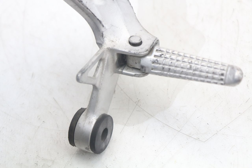 photo de PLATINA APOYA PIE TRASERO DERECHO SUZUKI SV N 650 (1999 - 2002) - Otra perspectiva