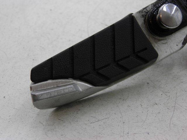 photo de SOPORTE ESTRIBERA TRASERA DERECHA SYM GTS 125 (2005 - 2008) - Otra perspectiva