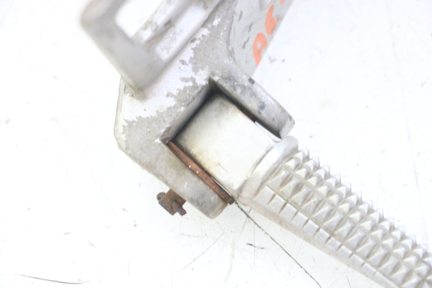 photo de PLATINA APOYA PIE TRASERO DERECHO YAMAHA TDR DELTABOX 125 (1997 - 2003) - Detalle de la pieza