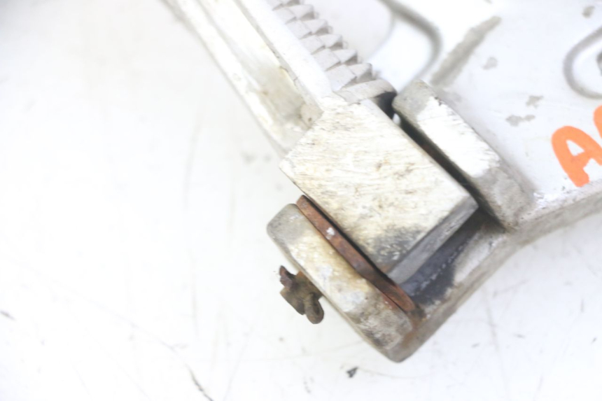 photo de PLATINA APOYA PIE TRASERO DERECHO YAMAHA TDR DELTABOX 125 (1997 - 2003) - Zoom estado de uso