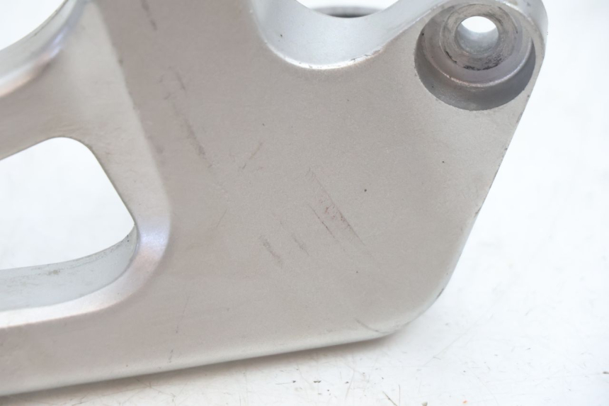 photo de PLATINA APOYA PIE TRASERO DERECHO HONDA VFR FI RC46 800 (1998 - 2001) - Primer plano técnico