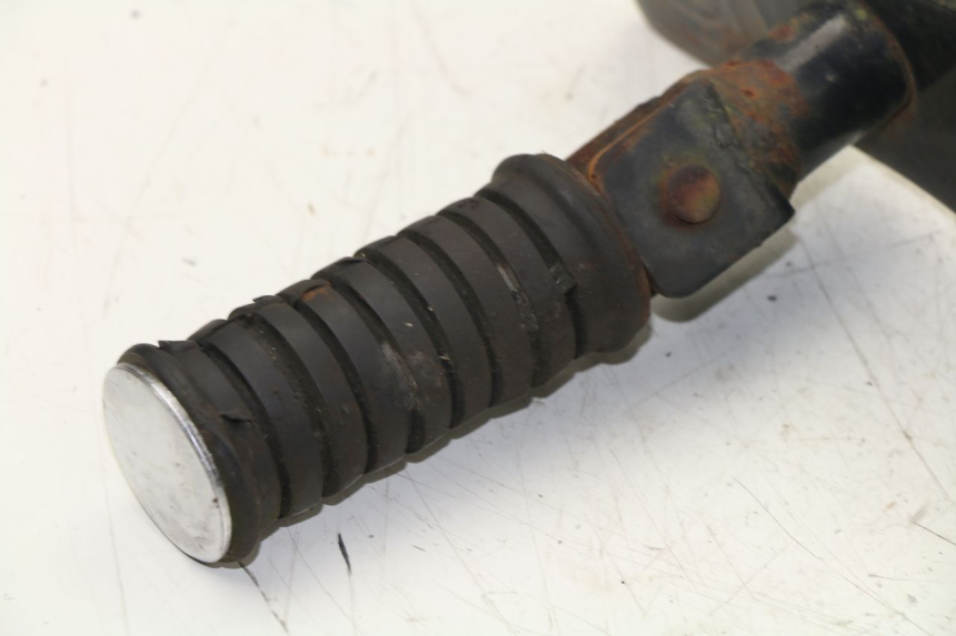 photo de SOPORTE ESTRIBERA TRASERA DERECHA YAMAHA VIRAGO 125 (1996 - 2003) - Primer plano técnico