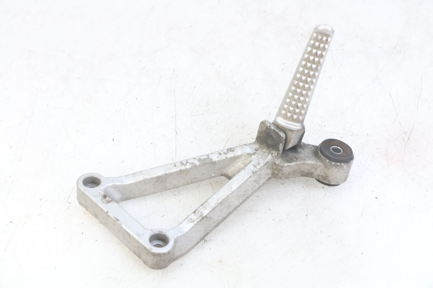 photo de PLATINA APOYA PIE TRASERO DERECHO DAELIM VJ ROADWIN FI 125 (2008 - 2017) - Detalle de la pieza