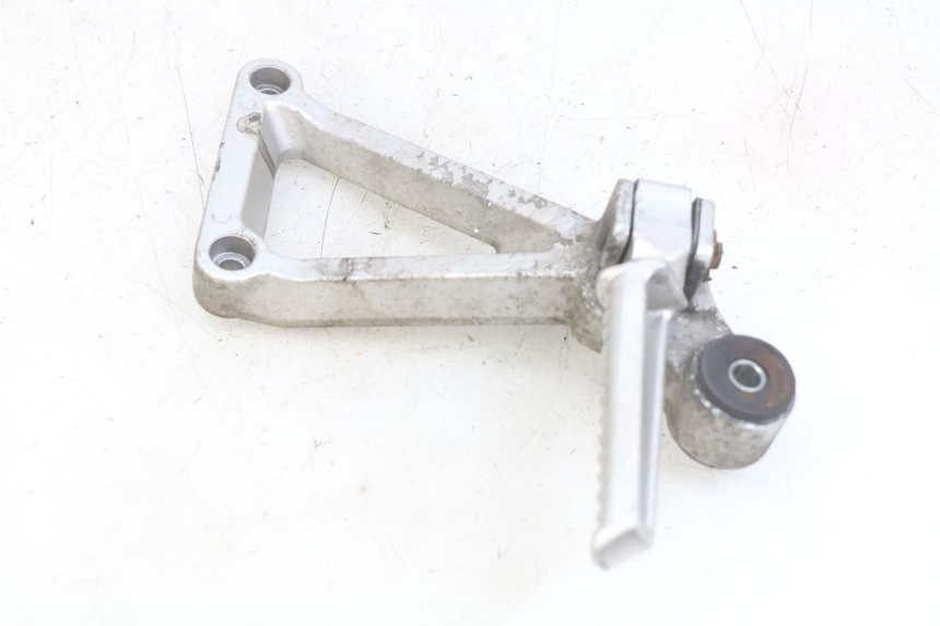 photo de PLATINA APOYA PIE TRASERO DERECHO DAELIM VJ ROADWIN FI 125 (2008 - 2017) - Otra perspectiva