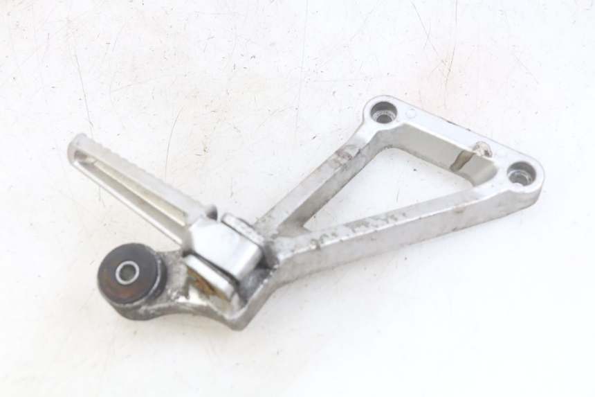 photo de PLATINA APOYA PIE TRASERO DERECHO DAELIM VJ ROADWIN FI 125 (2008 - 2017) - Primer plano técnico