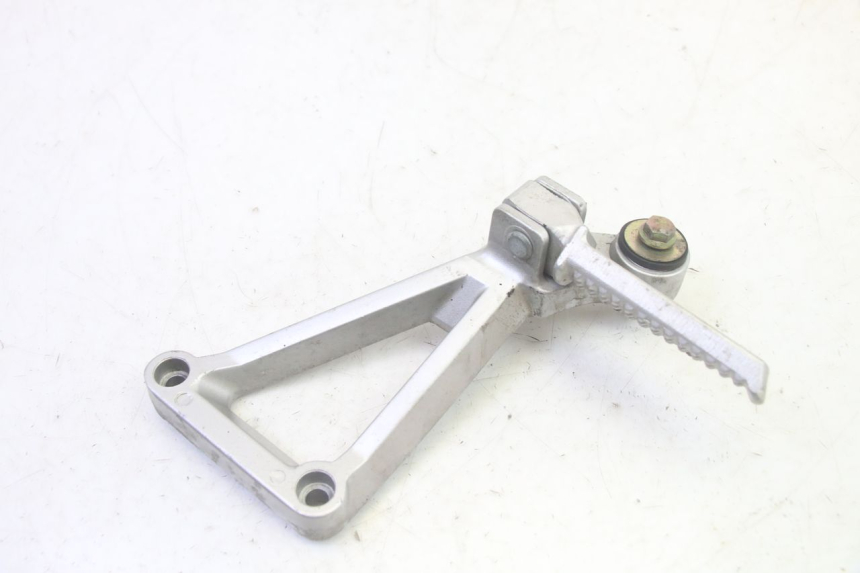 photo de PLATINA APOYA PIE TRASERO DERECHO DAELIM VJ ROADWIN FI 125 (2008 - 2017) - Detalle de la pieza