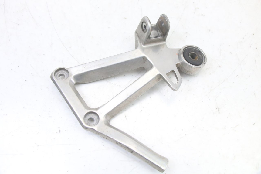 photo de SOPORTE ESTRIBERA TRASERA DERECHA YAMAHA FZS FAZER 600 (2001 - 2003) - Zoom estado de uso