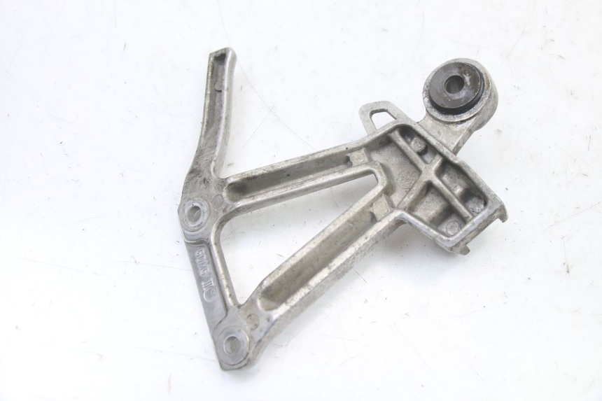 photo de SOPORTE ESTRIBERA TRASERA DERECHA YAMAHA FZS FAZER 600 (2001 - 2003) - Primer plano técnico