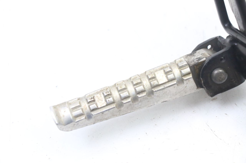 photo de SOPORTE ESTRIBERA TRASERA DERECHA YAMAHA TZR 50 (2008 - 2016) - Detalle de la pieza