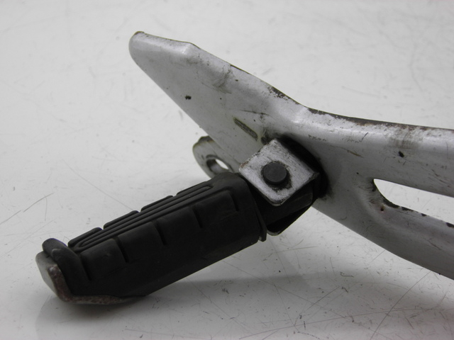 photo de SOPORTE ESTRIBERA TRASERA DERECHA YAMAHA YBR 125 (2004 - 2006) - Detalle de la pieza