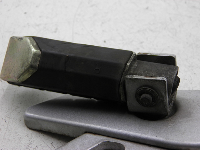 photo de SOPORTE ESTRIBERA TRASERA DERECHA YAMAHA YBR CUSTOM 125 (2008 - 2010) - Primer plano técnico