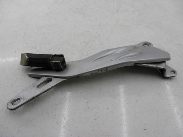 photo de SOPORTE ESTRIBERA TRASERA DERECHA YAMAHA YBR CUSTOM 125 (2008 - 2010) - Detalles de los puntos de fijación