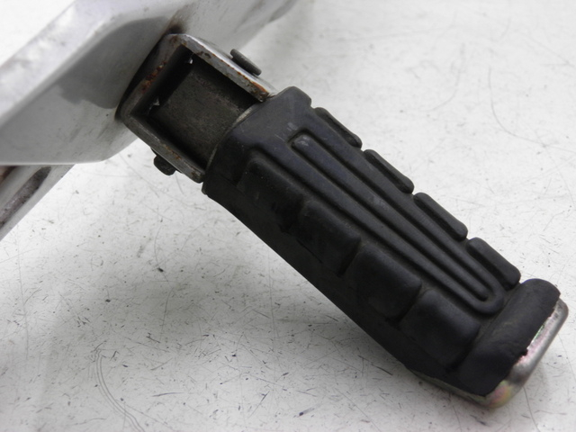 photo de SOPORTE ESTRIBERA TRASERA DERECHA YAMAHA YBR CUSTOM 125 (2008 - 2010) - Estado de la superficie y material