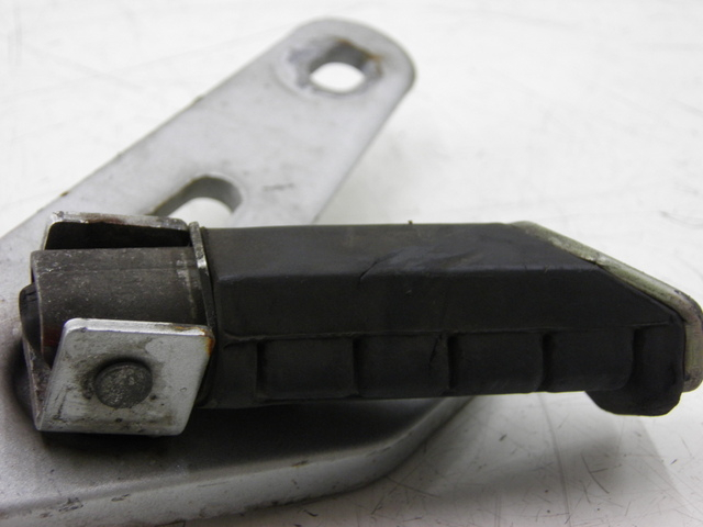 photo de SOPORTE ESTRIBERA TRASERA DERECHA YAMAHA YBR CUSTOM 125 (2008 - 2010) - Recambio usado revisado