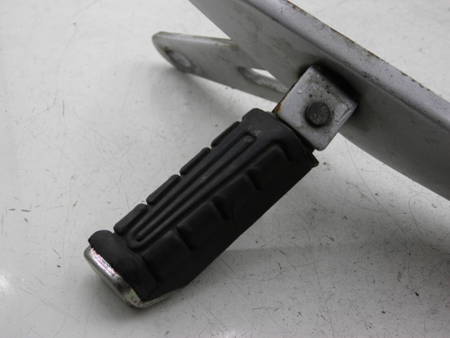 photo de SOPORTE ESTRIBERA TRASERA DERECHA YAMAHA YBR CUSTOM 125 (2008 - 2010) - Marcados y referencias originales