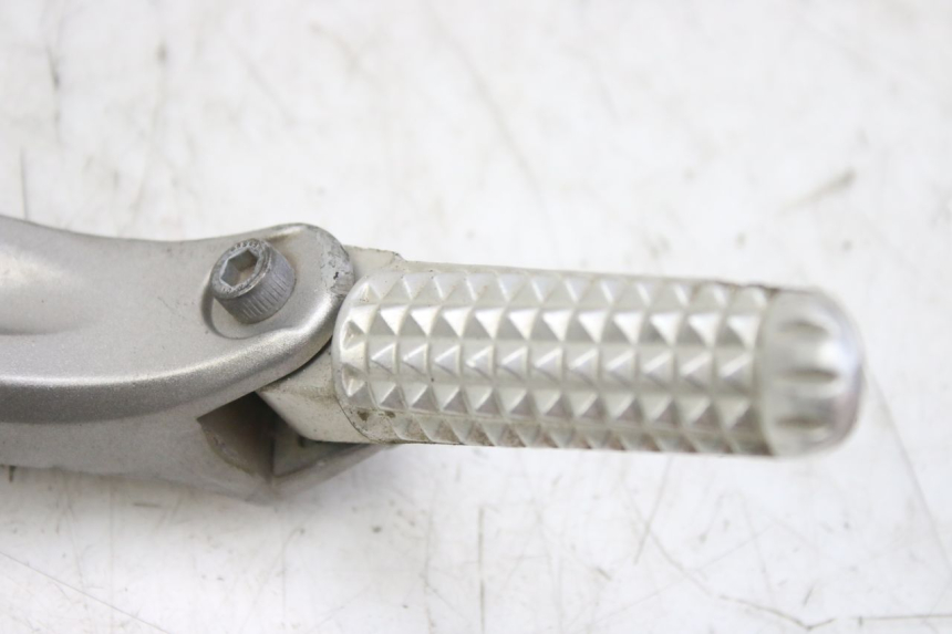 photo de PLATINA APOYA PIE TRASERO DERECHO YAMAHA YZF R1 1000 (2007 - 2008) - Detalle de la pieza