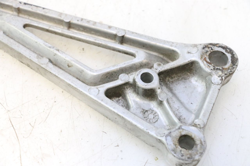 photo de SOPORTE ESTRIBERA TRASERA IZQUIERDA HONDA CB TWO FIFTY 250 (1991 - 2002) - Detalles de los puntos de fijación