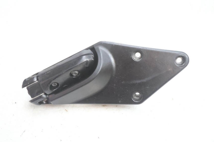 photo de PLACA DE APOYO DEL PIE TRASERO IZQUIERDO GILERA GP 800 (2007 - 2013) - Detalles de los puntos de fijación