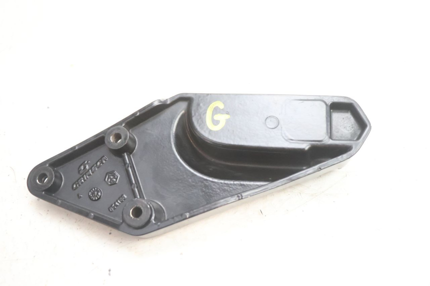 photo de PLACA DE APOYO DEL PIE TRASERO IZQUIERDO GILERA GP 800 (2007 - 2013) - Recambio usado revisado